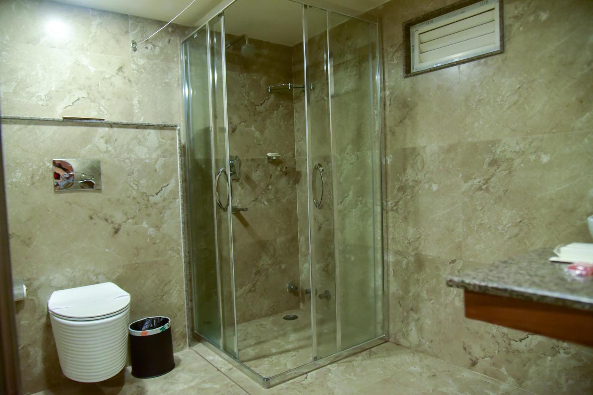 Hotel Apollo Grand Gauháti Kültér fotó