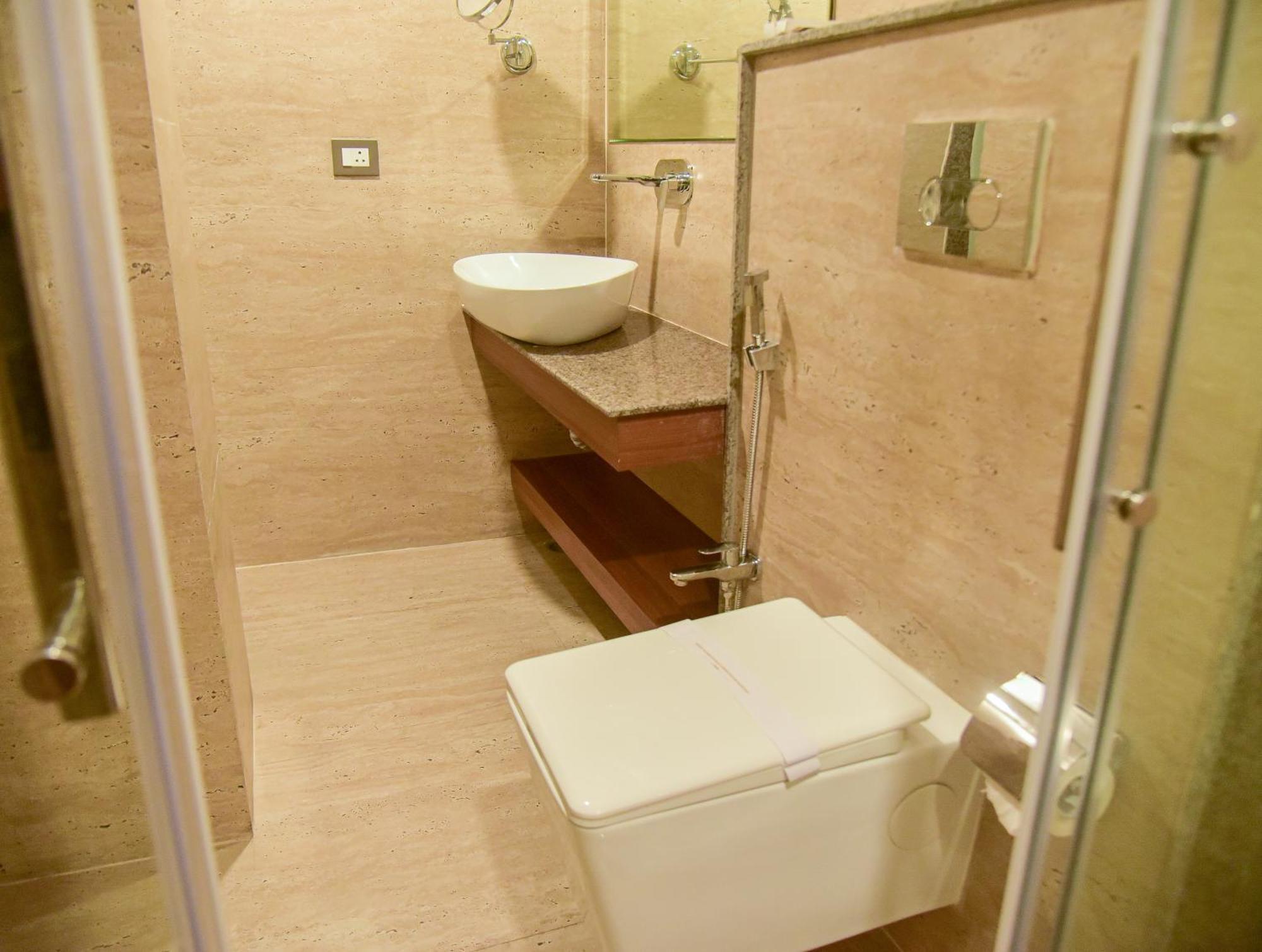 Hotel Apollo Grand Gauháti Kültér fotó